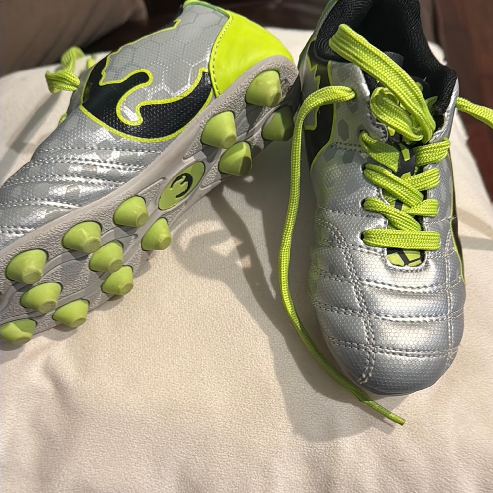 Puma Silver and Green Sneakers Sleek Modern Design